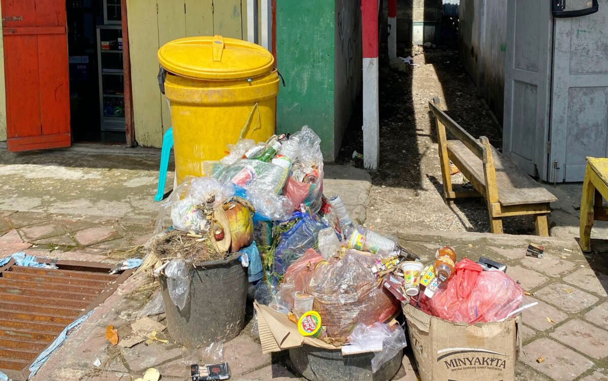 Sampah Berserakan di Jalanan Pasarwajo, Mobil Dinas Diduga Rusak