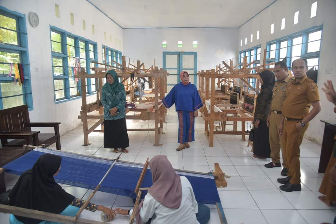 Ketua Dekranasda Buton Kunjungi IKM Wabula