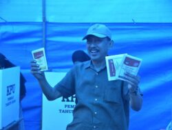 Pj. Bupati Buton Salurkan Hak Suara di TPS 03 Kelurahan pasarwajo