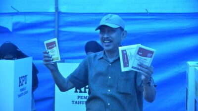 Pj. Bupati Buton Salurkan Hak Suara di TPS 03 Kelurahan pasarwajo