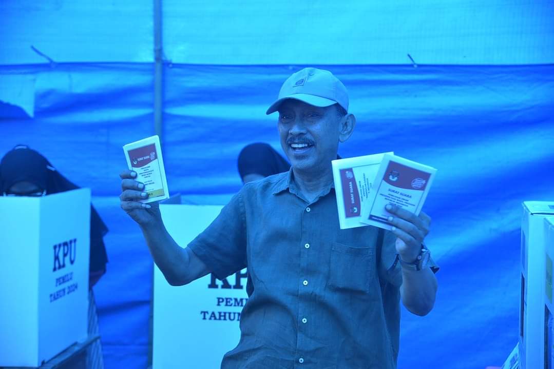 Pj. Bupati Buton Salurkan Hak Suara di TPS 03 Kelurahan pasarwajo