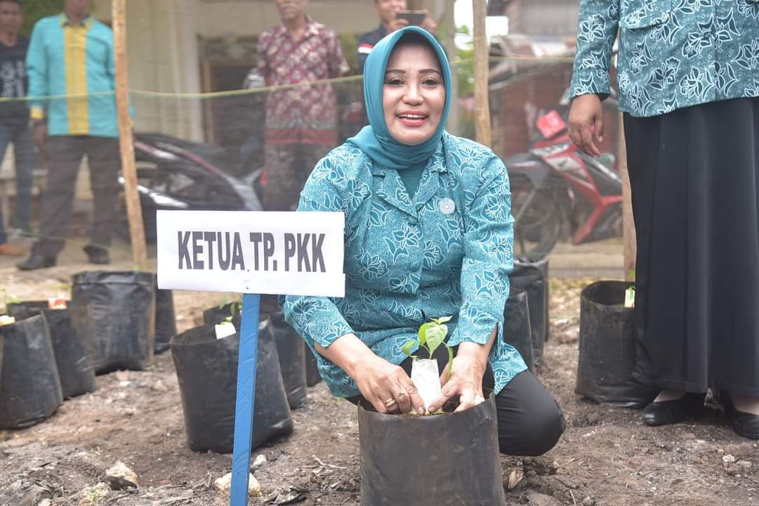 Pj Ketua TP PKK Buton Kunker di Siotapina dan Kapontori