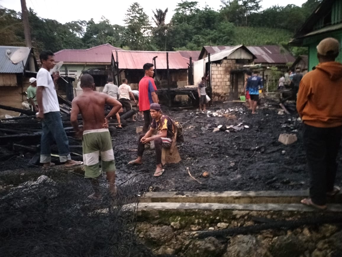 Diduga Akibat Korsleting Listrik, Rumah Warga Wangu-Wangu Ludes Terbakar Diduga Akibat Korsleting Listrik, Rumah Warga Wangu-Wangu Ludes Terbakar