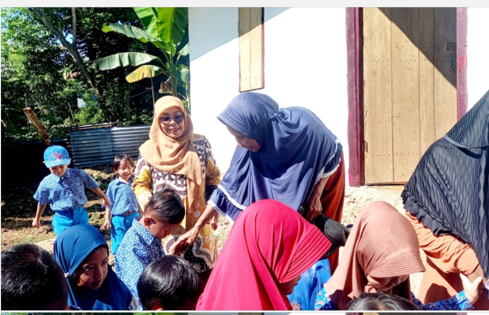 Indahnya Ramadan, Momen Ajarkan Anak TK Pembina Buton untuk Berbagi