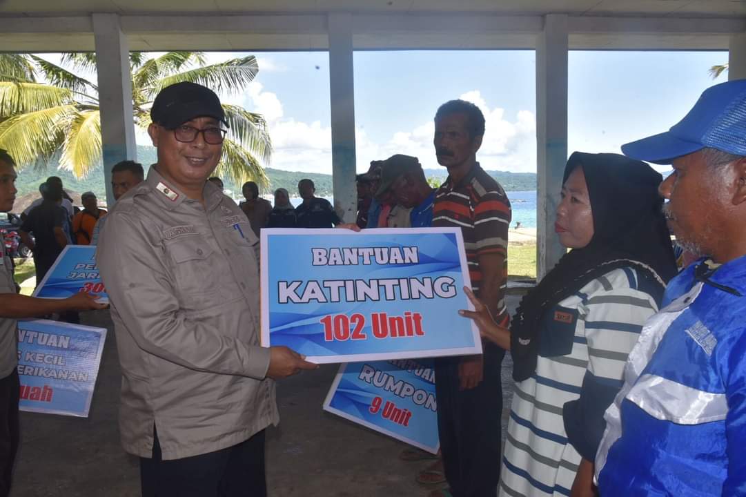 Pemda Buton Salurkan Ratusan Bantuan Untuk Nelayan