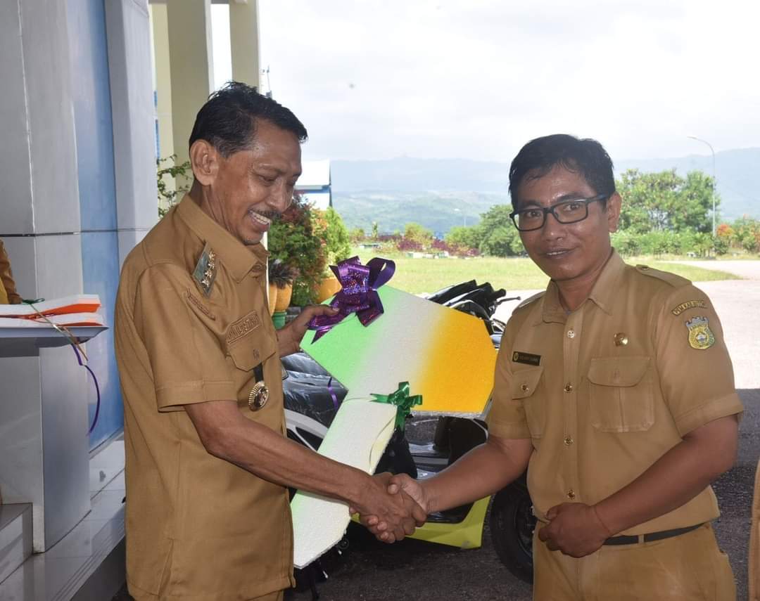 Pj. Bupati Buton Serahkan 46 Motor Nakes