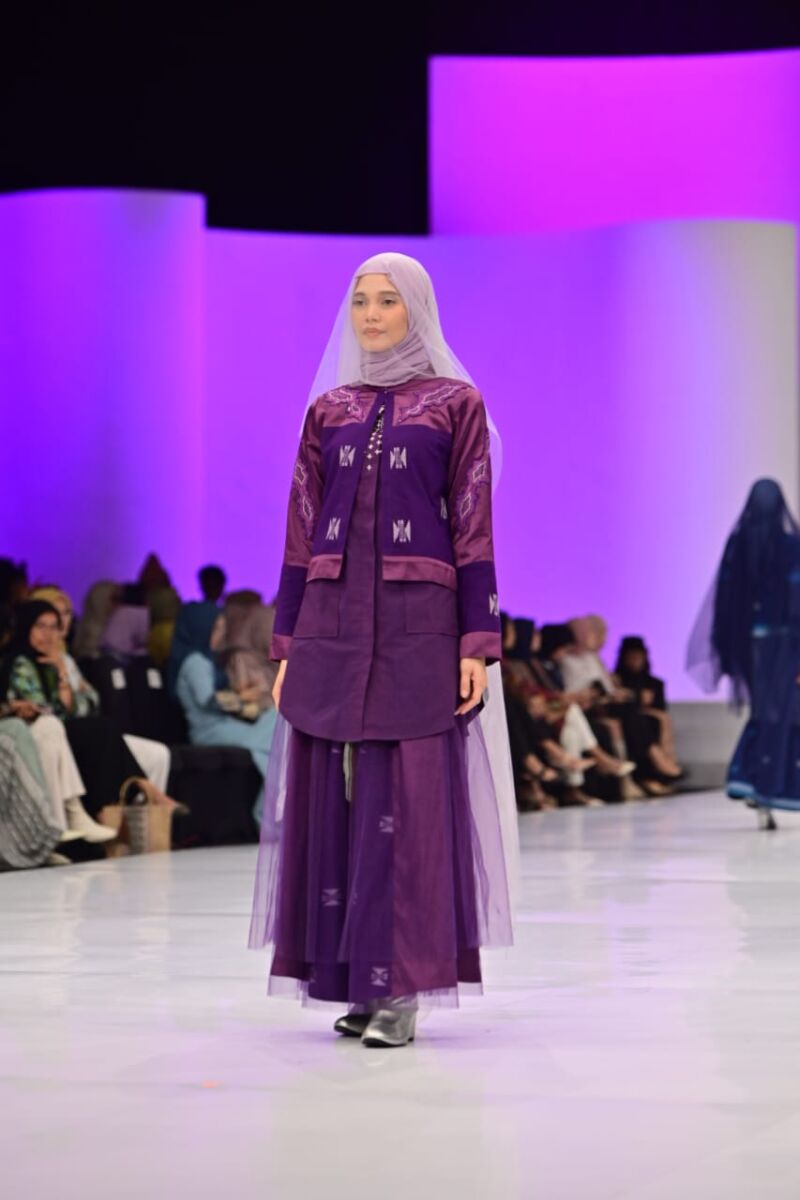 Tenunan Baubau Tampil di Ajang Indonesia Fashion Week 2024