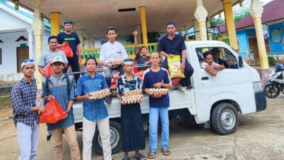 Anak Deker Awainulu Berbagi Paket Sembako