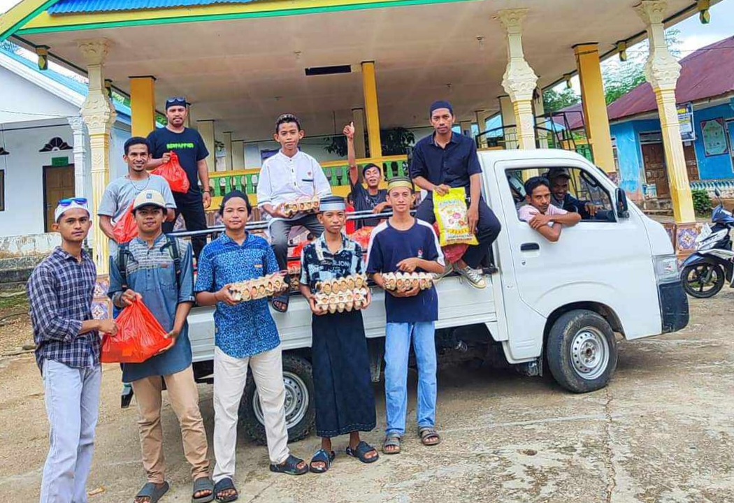Anak Deker Awainulu Berbagi Paket Sembako