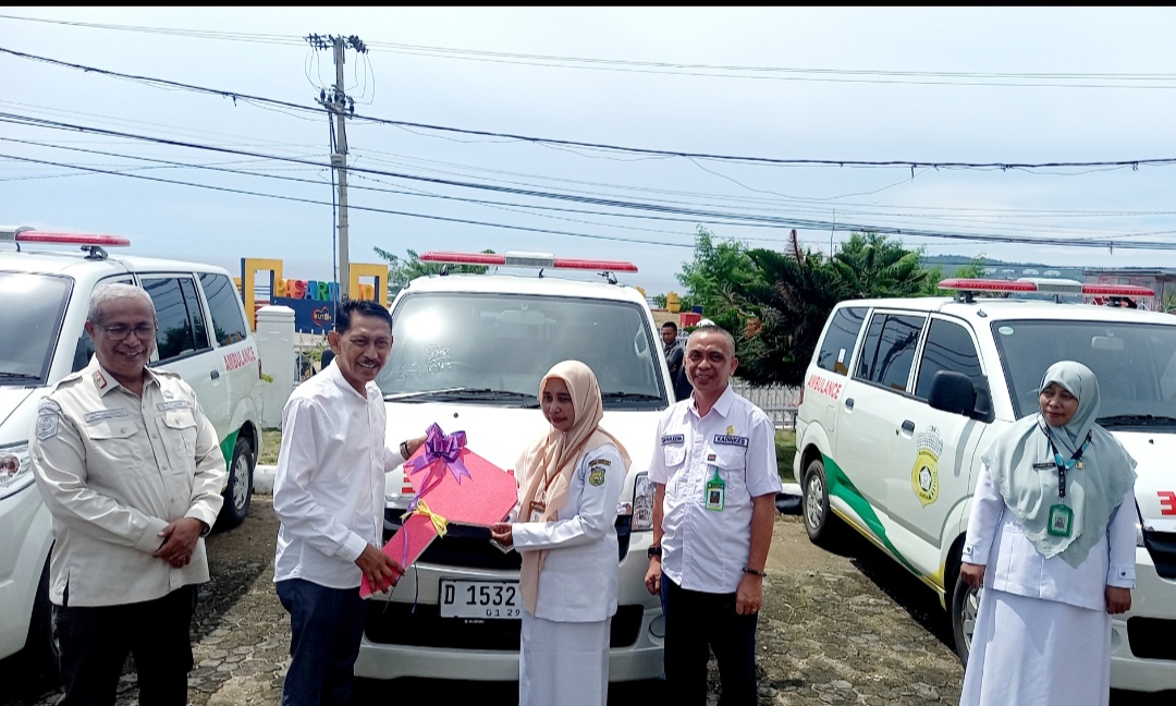 Pj Bupati Buton Serahkan Bantuan Delapan Mobil Ambulans untuk Puskesmas Pj Bupati Buton Serahkan Bantuan Delapan Mobil Ambulans untuk Puskesmas
