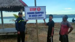 Polsek Lasalimu Bersama Pemerintah Desa Larang Warga Buang Sampah Dilaut