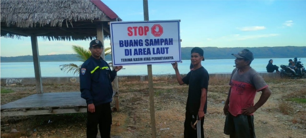 Polsek Lasalimu Bersama Pemerintah Desa Larang Warga Buang Sampah Dilaut