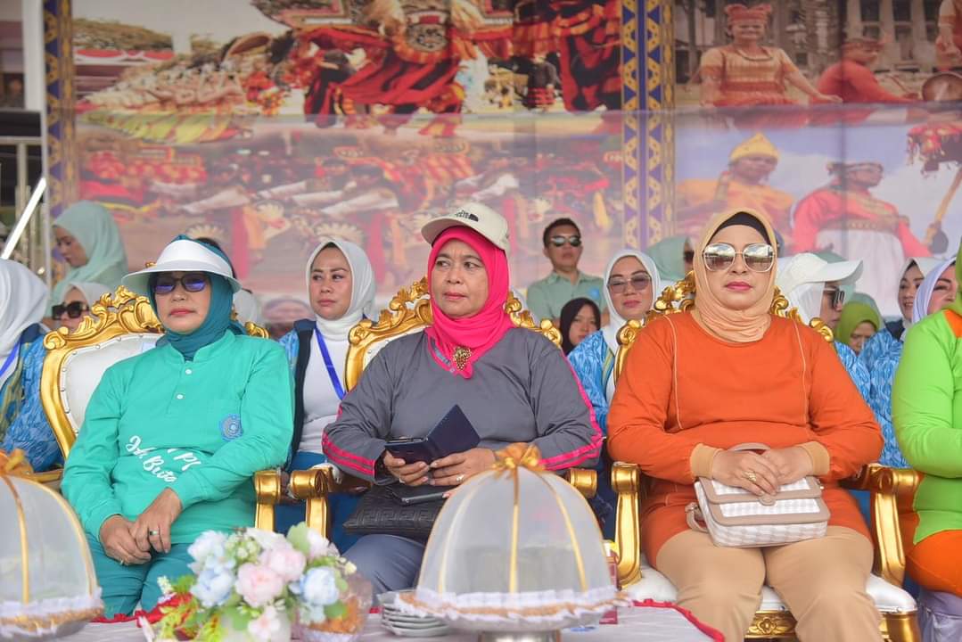 Sekda dan Ketua TP. PKK Kabupaten Buton Hadiri Pembukaan Jambore PKK Tingkat Provinsi Sultra Sekda dan Ketua TP. PKK Kabupaten Buton Hadiri Pembukaan Jambore PKK Tingkat Provinsi Sultra