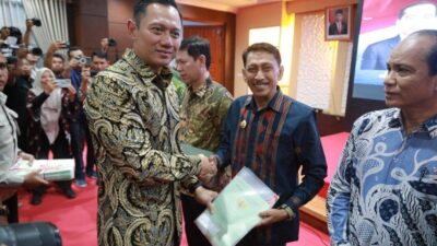 Pj. Bupati Buton Hadiri Penyerahan Sertipikat Tanah Rakyat oleh Menteri ATR/BPN