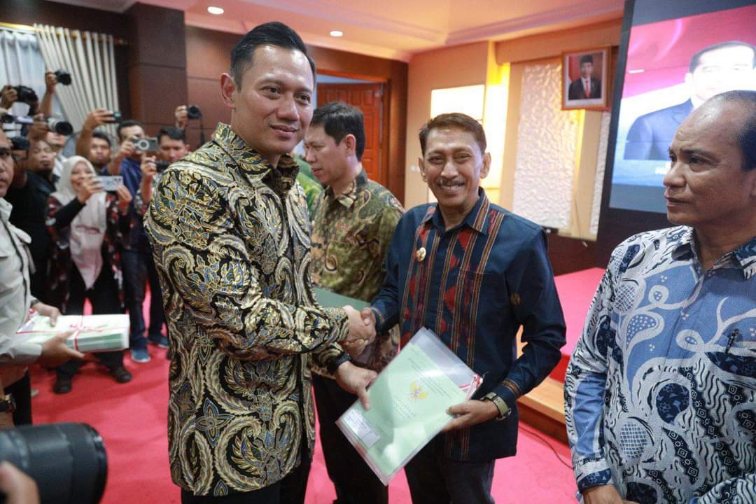 Pj. Bupati Buton Hadiri Penyerahan Sertipikat Tanah Rakyat oleh Menteri ATR/BPN