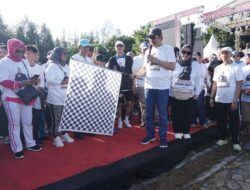Gelar Jalan Santai, Hj Tina Nur Alam Bagi-bagi Ratusan Doorprize