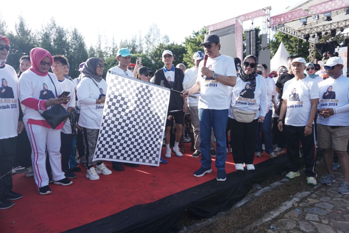 Gelar Jalan Santai, Hj Tina Nur Alam Bagi-bagi Ratusan Doorprize