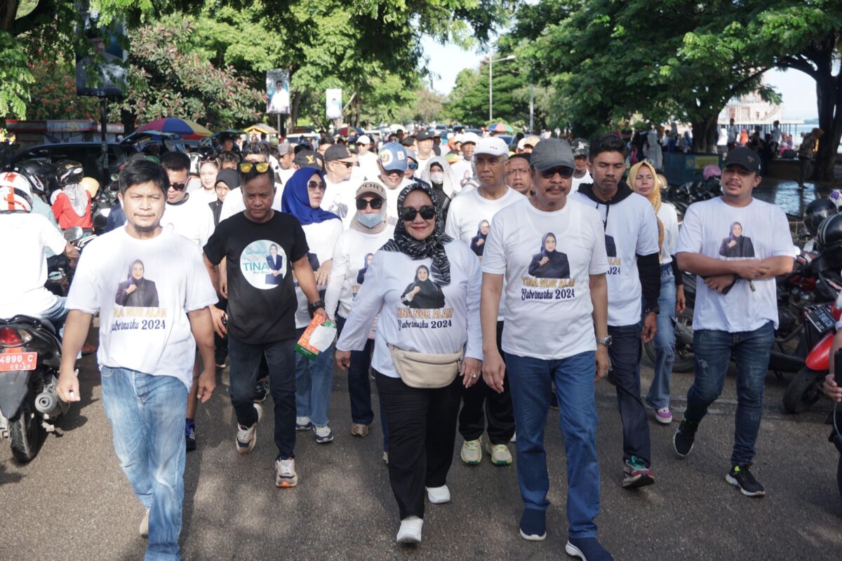 Gelar Jalan Santai, Hj Tina Nur Alam Bagi-bagi Ratusan Doorprize