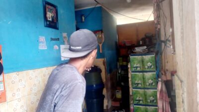 Tak Punya Rumah, Warga Kancinaa Nekat Tinggal di WC Umum