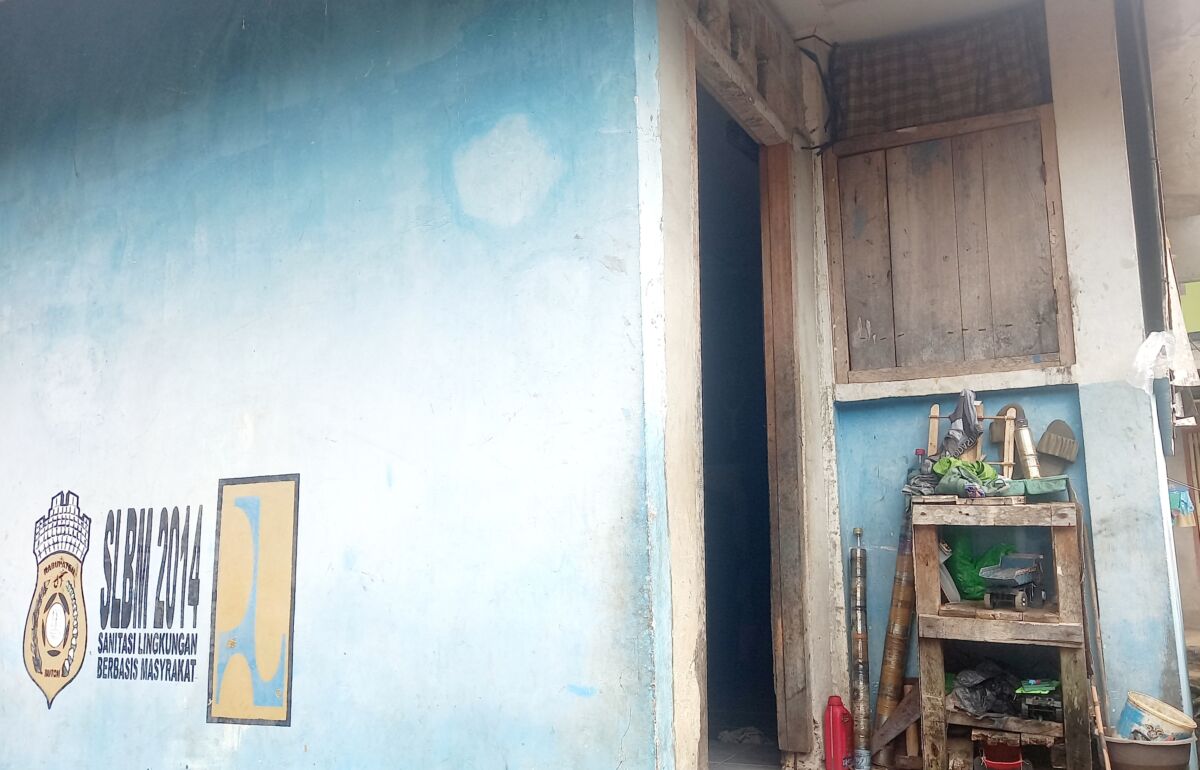 Tak Punya Rumah, Warga Kancinaa Nekat Tinggal di WC Umum