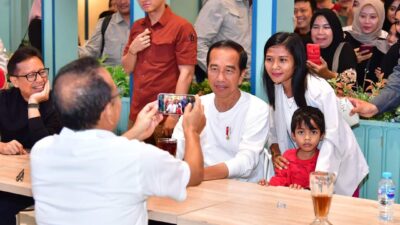Presiden Jokowi Sapa Warga Kendari dan Santap Nasi Goreng