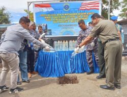 Danlanal Kendari Musnahkan Miras “Cap Tikus” Sitaan di KM Sinabung