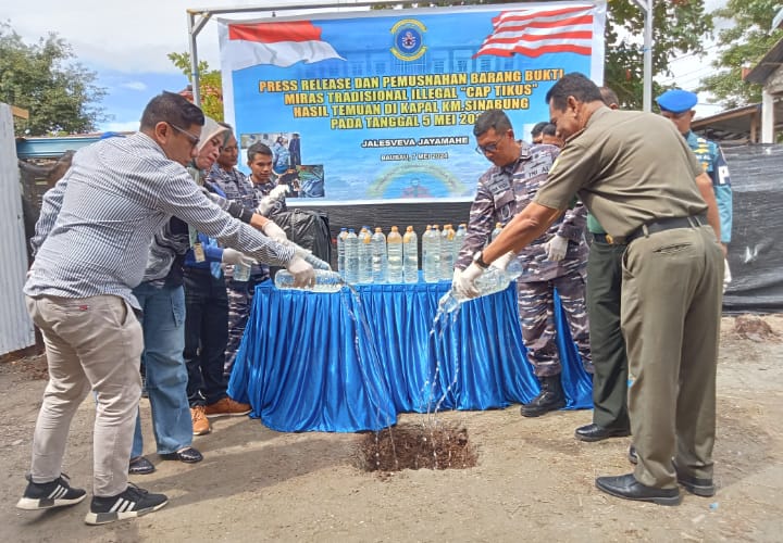 Danlanal Kendari Musnahkan Miras "Cap Tikus" Sitaan di KM Sinabung