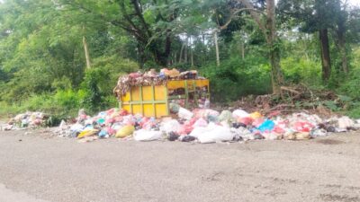 Lagi, Warga Keluhkan Sampah Tak Diangkut Menumpuk di Jalan
