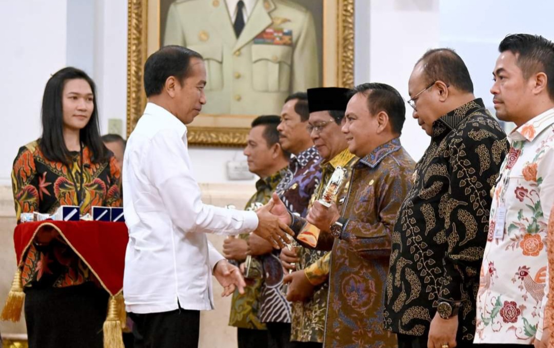 Berhasil Kendalikan Inflasi di Sultra, Pj Gubernur Terima Penghargaan Presiden Jokowi