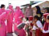 Buta Aksara Tinggi, Ketua Bhayangkari Sultra Bagikan Buku Baca di Desa Bajo Bahari