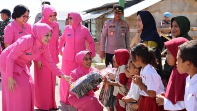 Buta Aksara Tinggi, Ketua Bhayangkari Sultra Bagikan Buku Baca di Desa Bajo Bahari