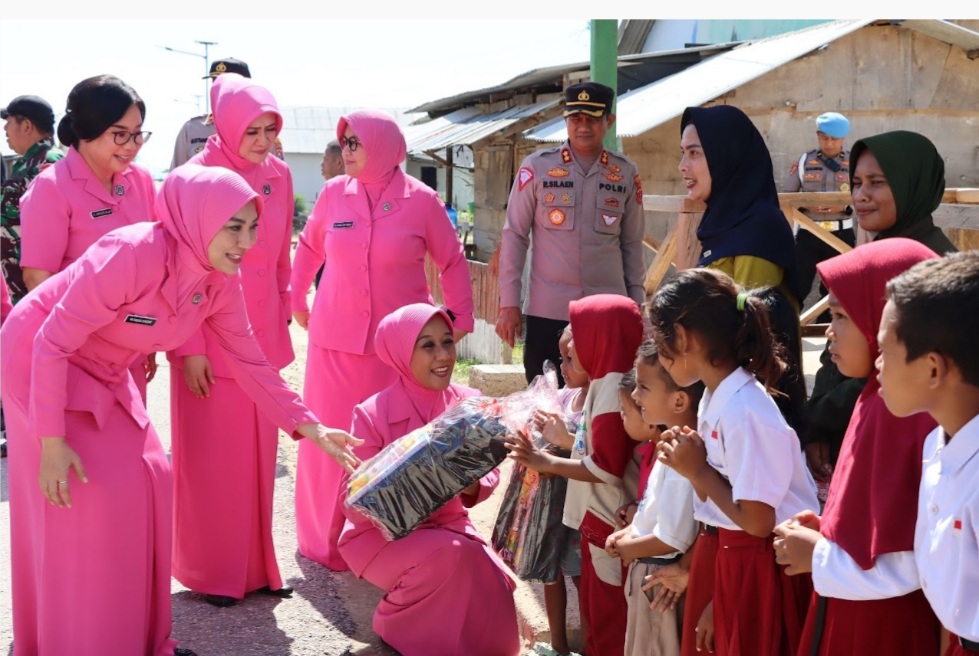 Buta Aksara Tinggi, Ketua Bhayangkari Sultra Bagikan Buku Baca di Desa Bajo Bahari