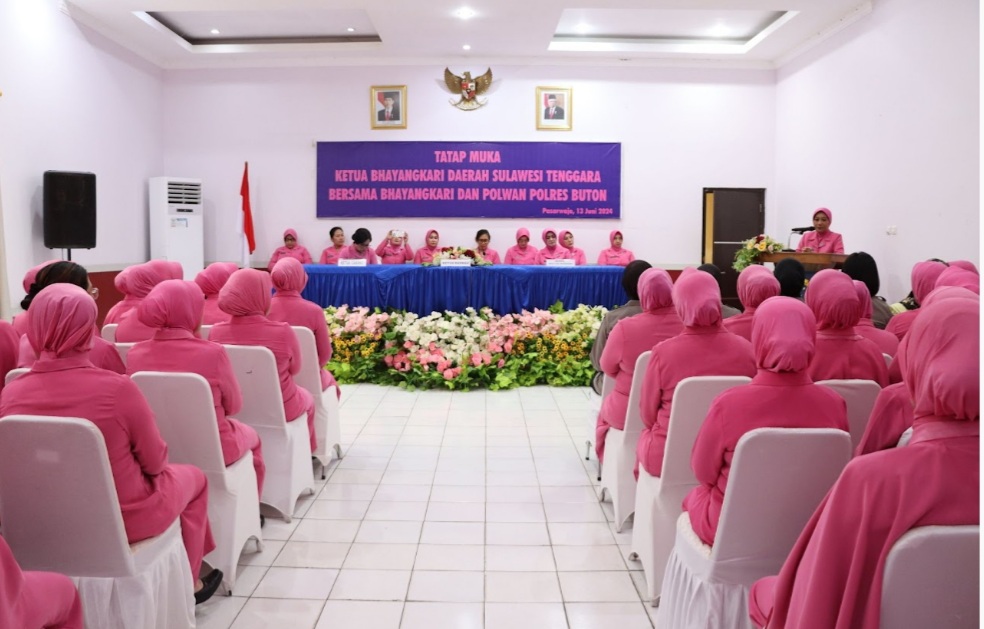 Kunker di Buton, Ketua Bhayangkari Sultra Kunjungi Kampung Tenun Wabula Kunker di Buton, Ketua Bhayangkari Sultra Kunjungi Kampung Tenun Wabula