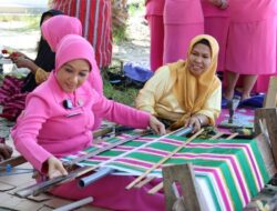 Kunker di Buton, Ketua Bhayangkari Sultra Kunjungi Kampung Tenun Wabula