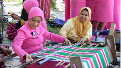 Kunker di Buton, Ketua Bhayangkari Sultra Kunjungi Kampung Tenun Wabula
