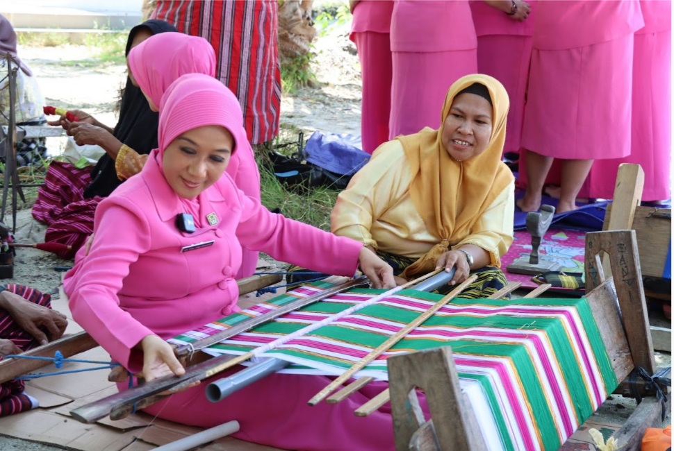 Kunker di Buton, Ketua Bhayangkari Sultra Kunjungi Kampung Tenun Wabula