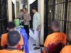 Idul Adha, Kapolres Buton Bagikan Makanan kepada Tahanan