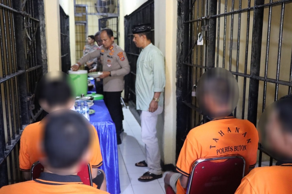 Idul Adha, Kapolres Buton Bagikan Makanan kepada Tahanan