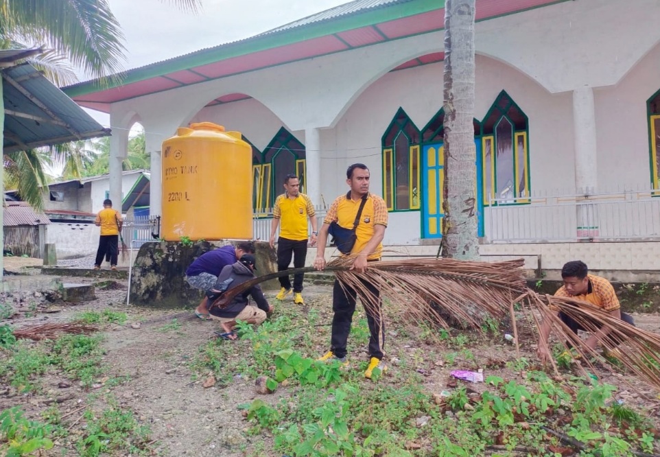 Polsek Siompo dan Polsek Sampolawa Gelar Kerja Bakti Religi