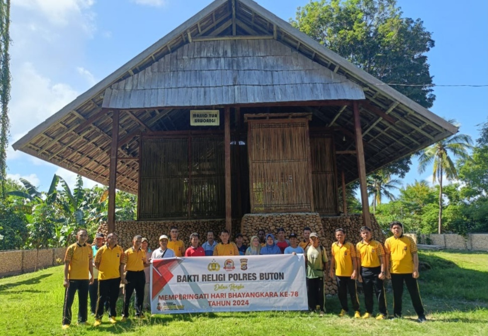 Polsek Siompo dan Polsek Sampolawa Gelar Kerja Bakti Religi Polsek Siompo dan Polsek Sampolawa Gelar Kerja Bakti Religi