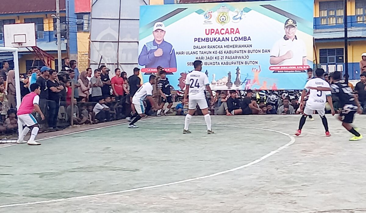Warga Pasarwajo Antusias Nonton Pertandingan HUT Buton di Lapangan
