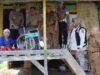 Wakapolres Buton Serahkan Bantuan Kursi Roda dan Tongkat ke Warga