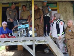 Wakapolres Buton Serahkan Bantuan Kursi Roda dan Tongkat ke Warga