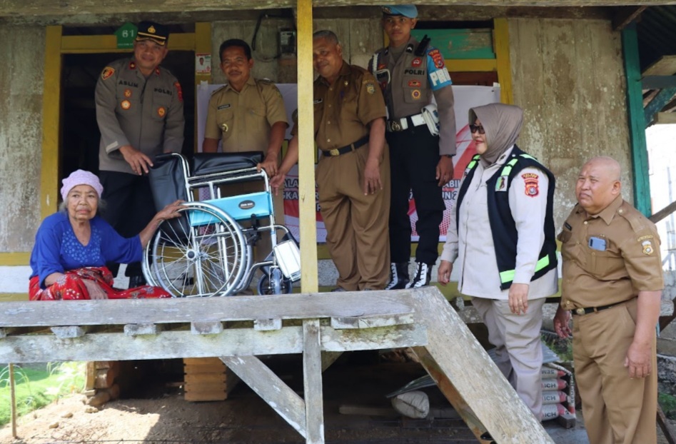 Wakapolres Buton Serahkan Bantuan Kursi Roda dan Tongkat ke Warga