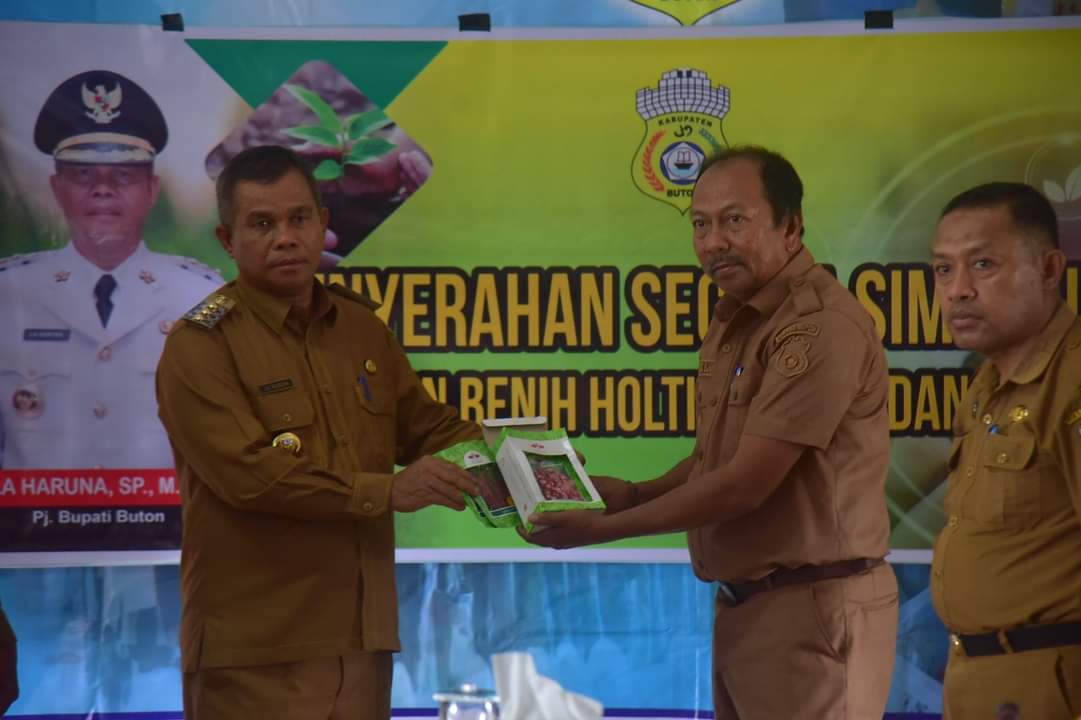 Tanggulangi Inflasi, Pj Bupati Buton Serahkan Bantuan Benih Hortikultura dan Pupuk