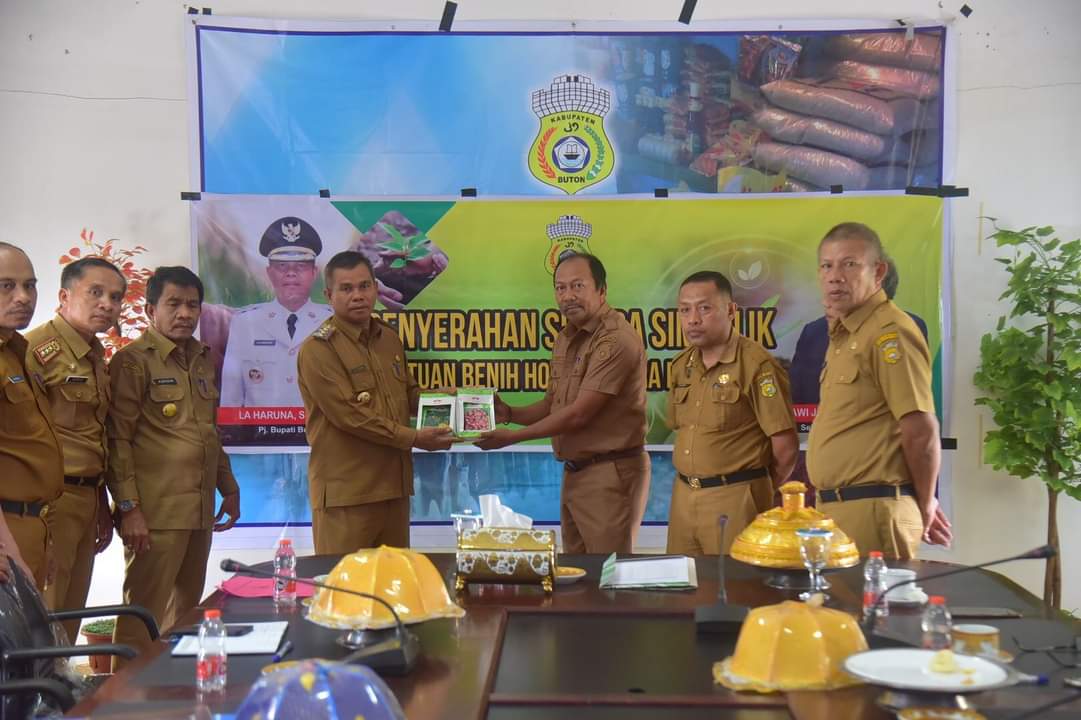 Tanggulangi Inflasi, Pj Bupati Buton Serahkan Bantuan Benih Hortikultura dan Pupuk
