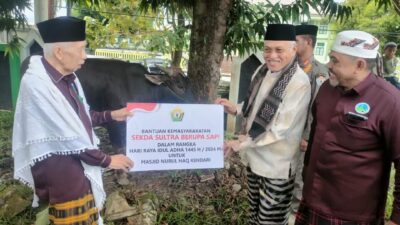 Mewakili Pj. Gubernur, Sekda Bersama Ketua DPRD Salat Iduladha di Masjid Agung Al-Kautsar Kendari