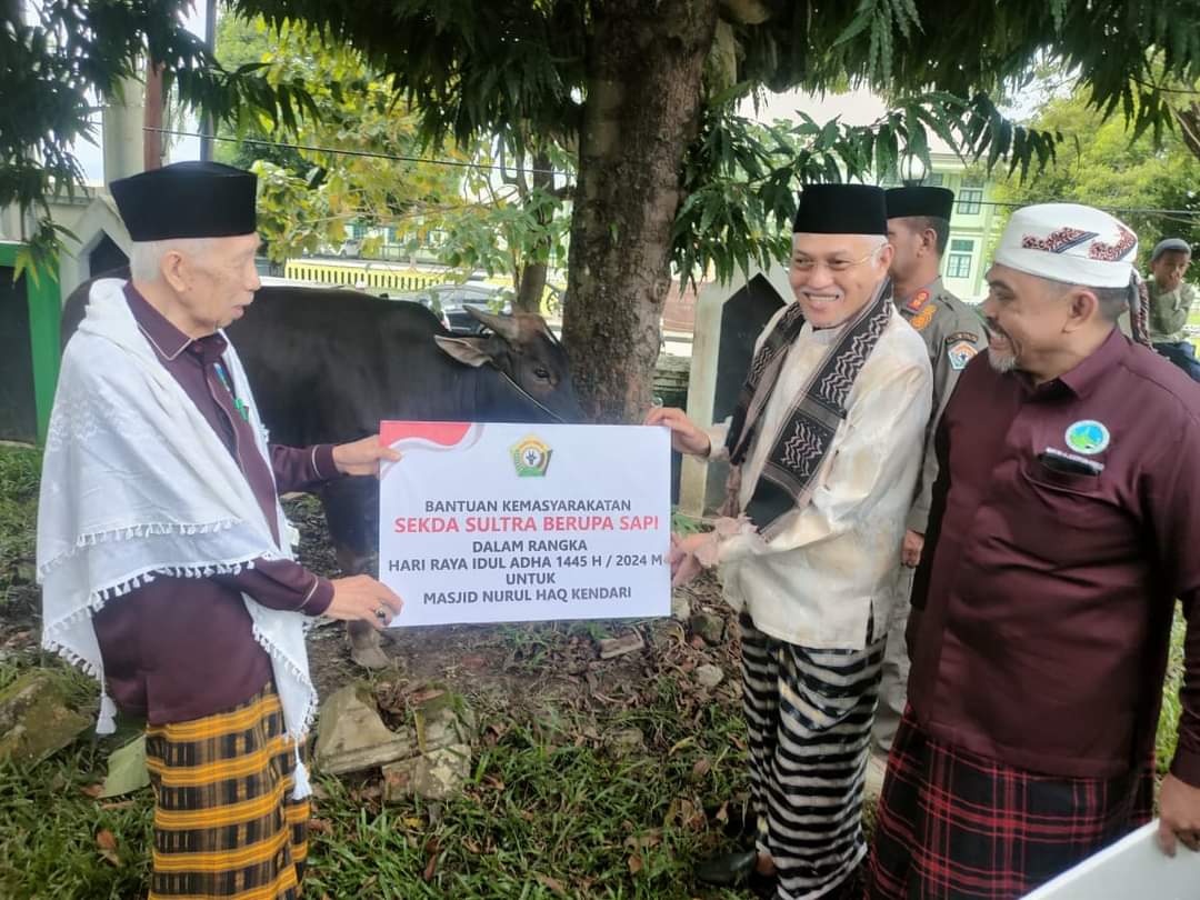 Mewakili Pj. Gubernur, Sekda Bersama Ketua DPRD Salat Iduladha di Masjid Agung Al-Kautsar Kendari