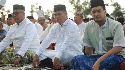 Pj Bupati Buton Shalat Ied Bersama Ribuan Warga Pasarwajo di Lapangan Banabungi