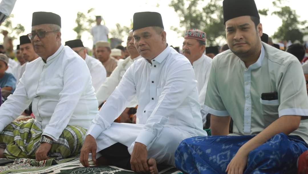Pj Bupati Buton Shalat Ied Bersama Ribuan Warga Pasarwajo di Lapangan Banabungi